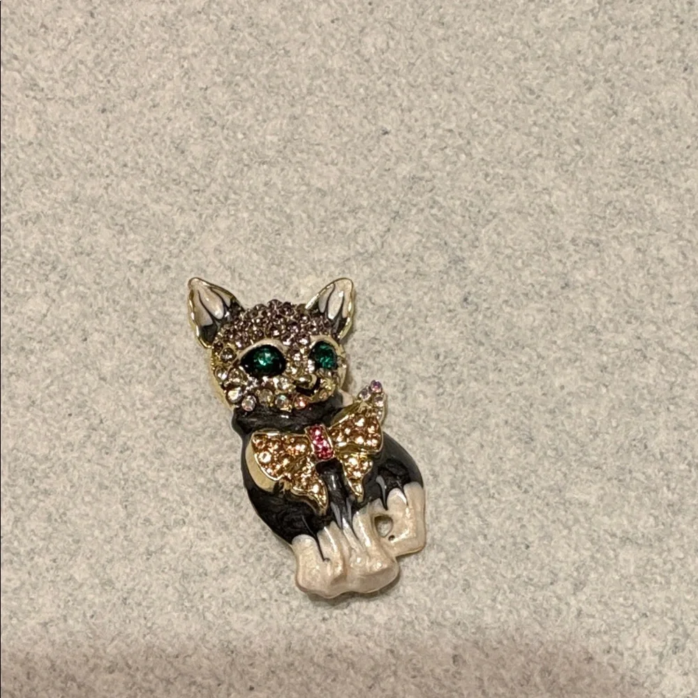 🌹New ArrivalRhinestone Cat Pin Brooch - Black and White with Gold Bow